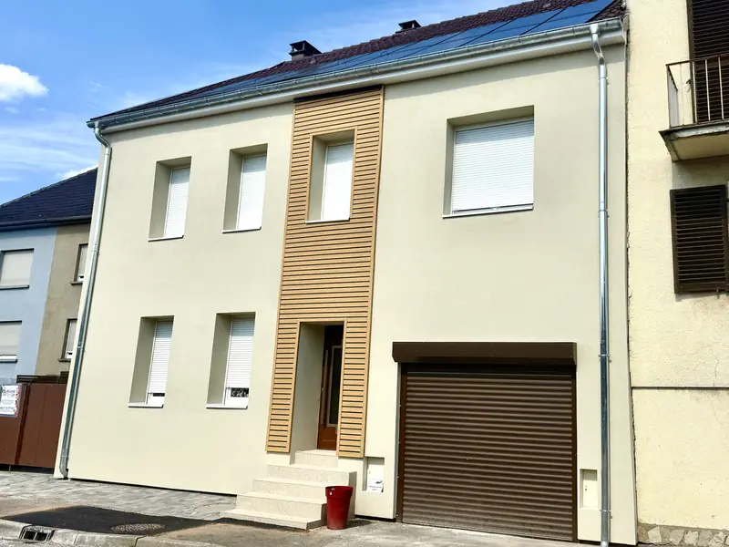 Cocheren après isolation extérieure : façade redressée, enduit clair et bardage façon bois