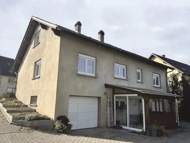 Hundling avant travaux : façade grise et terne