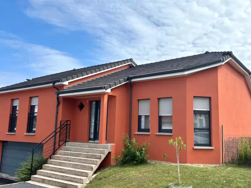 Teterchen après ravalement : façade habillée d’un enduit orange franc