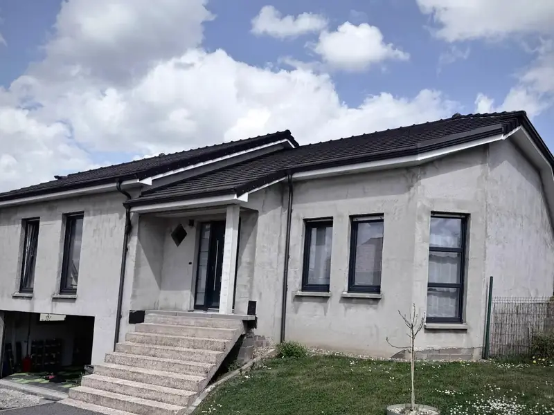 Teterchen avant travaux : maison de plain-pied à l’enduit gris et terne