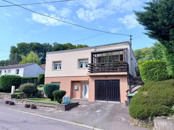 Betting après travaux, vue de la rue : façades rose poudré et soubassement saumon