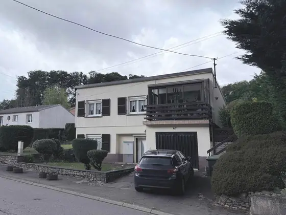 Betting avant travaux, vue de la rue : façade blanche, volets sombres, balcon et garage