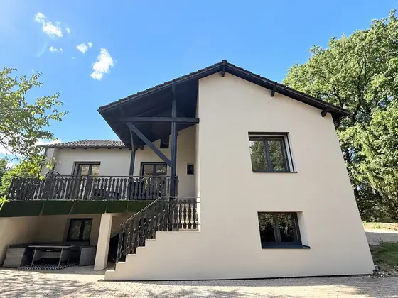 Cocheren après rénovation : pignon à l’enduit crème, menuiseries neuves