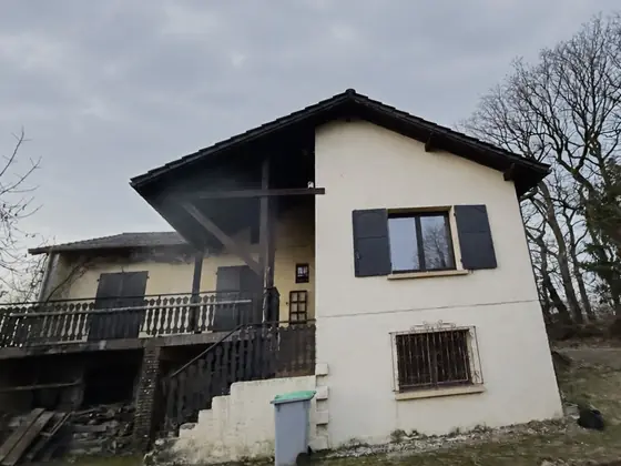 Cocheren avant travaux : pignon crépi terne, volets bois et terrasse ancienne
