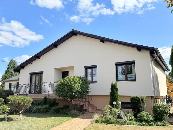 Creutzwald après travaux : pignon et façades à l’enduit blanc lumineux