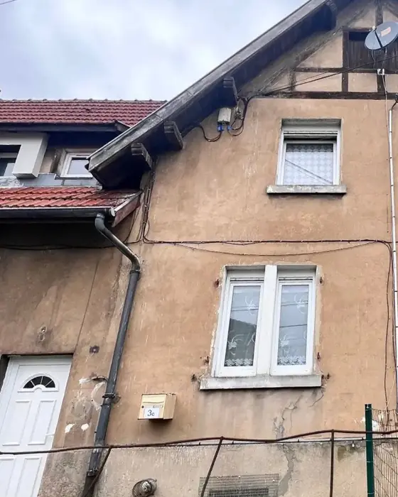 Creutzwald avant travaux : maison de mineur à l’enduit beige fatigué
