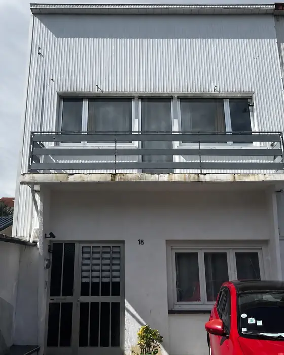 Freyming-Merlebach avant travaux : étage habillé d’un bardage métallique gris