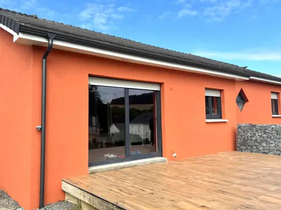 Teterchen après ravalement, côté terrasse : enduit orange et terrasse en bois