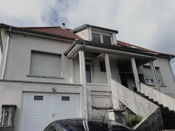 Zimming avant travaux : façade grise terne et escalier en béton brut